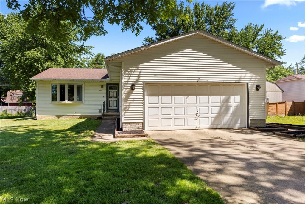 536 Fieldstone Drive, Amherst, OH