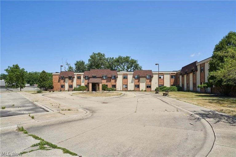 16231 Broadway Avenue, Maple Heights, OH - Photo 2