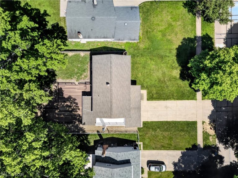 27864 Edgepark Boulevard, North Olmsted, OH - Photo 4