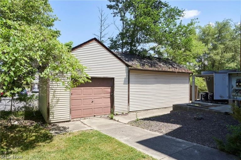 16231 Broadway Avenue, Maple Heights, OH - Photo 6