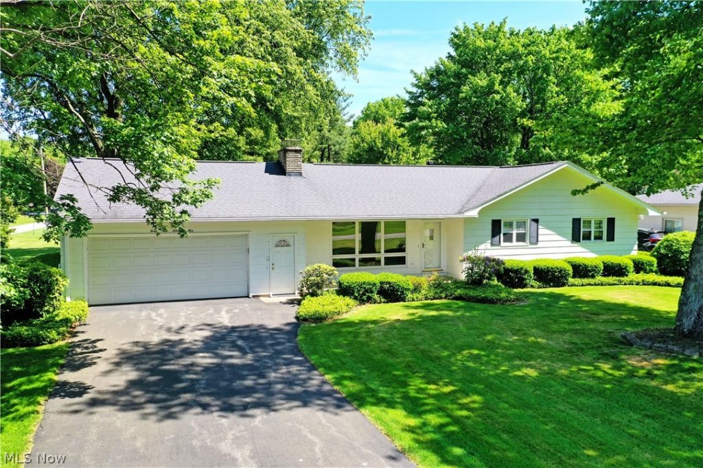 4975 Maple Drive, Vienna, OH