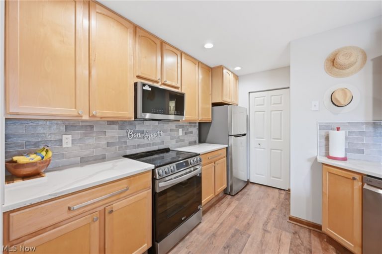 347 Bayshore Drive, Columbiana, OH - Photo 8