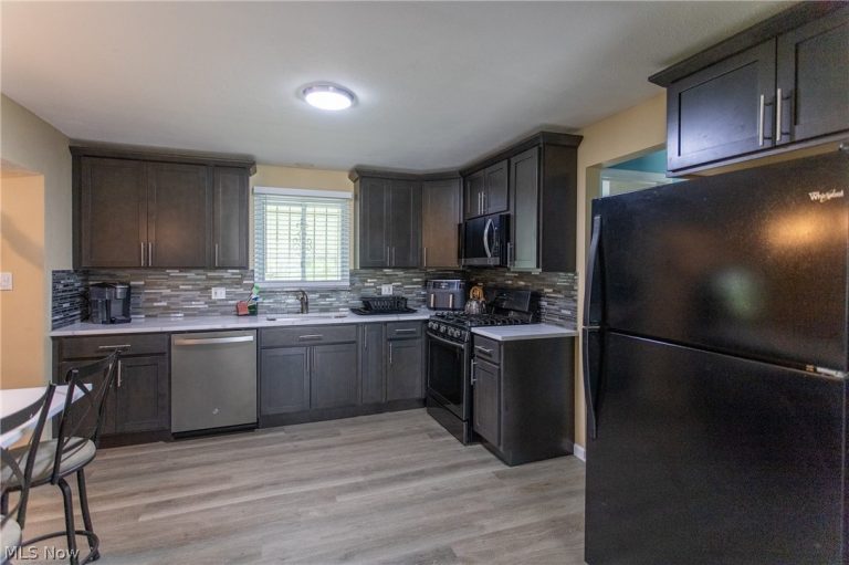 5411 Mardale Avenue, Bedford Heights, OH - Photo 4