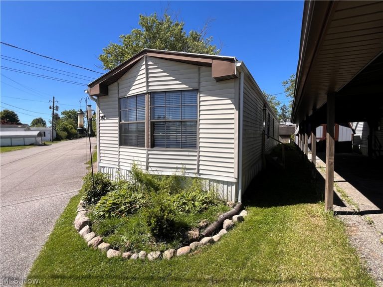 12860 Mayfield Road #42, Chardon, OH - Photo 3