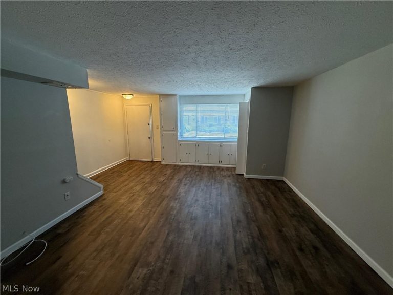 1582 Lee Terrace Drive, Wickliffe, OH - Photo 3