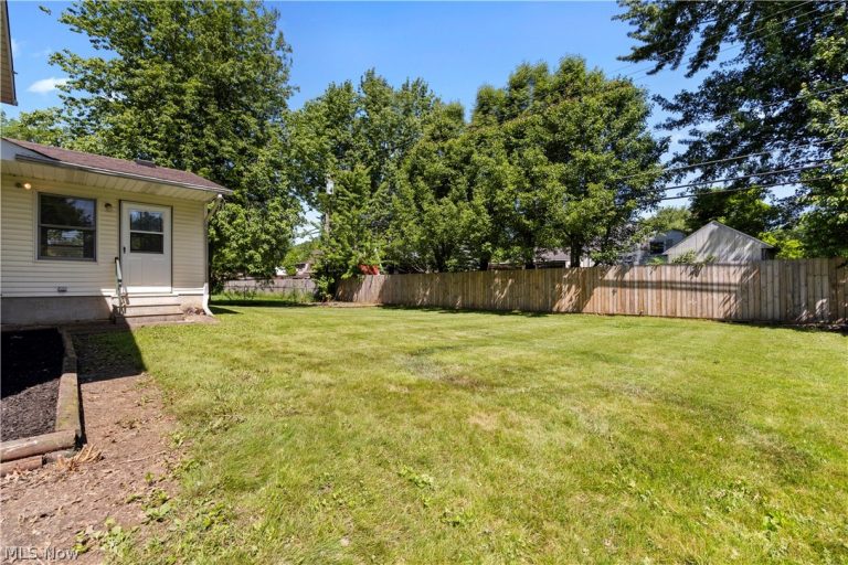 536 Fieldstone Drive, Amherst, OH - Photo 4