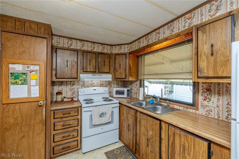 4 Overland Drive, Olmsted Twp, OH - Photo 8