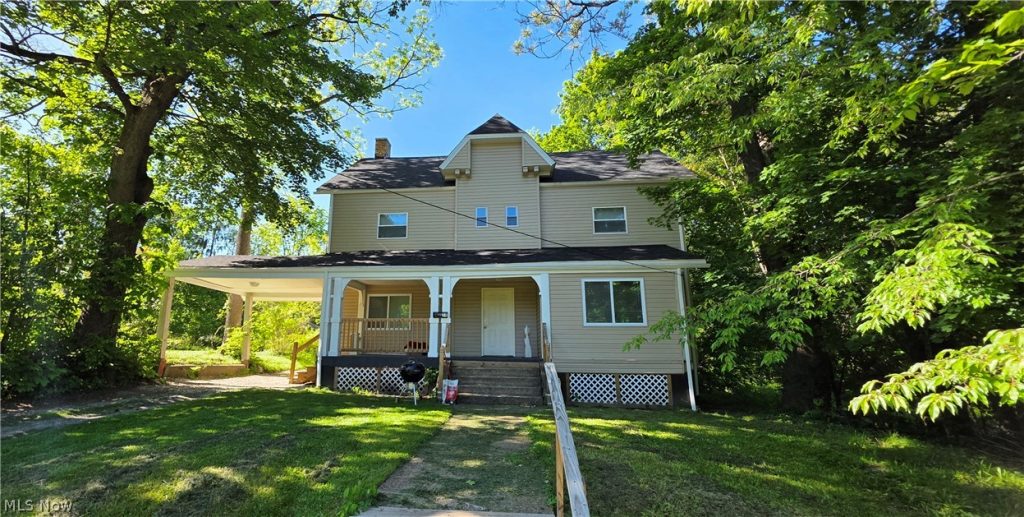 34 Illinois Avenue, Youngstown, OH