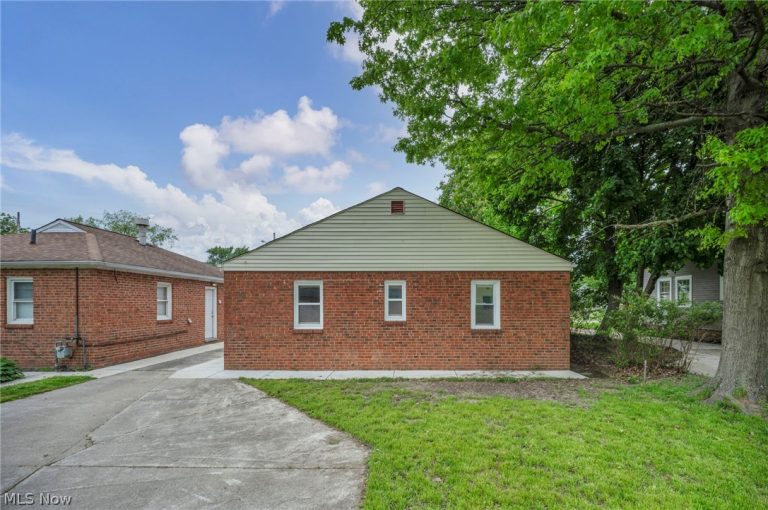 1279 Elmwood Road, Mayfield Heights, OH - Photo 3
