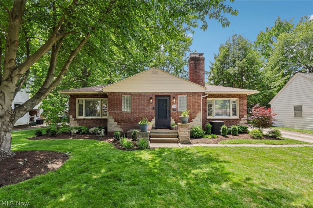 214 Kenwick Drive, Akron, OH