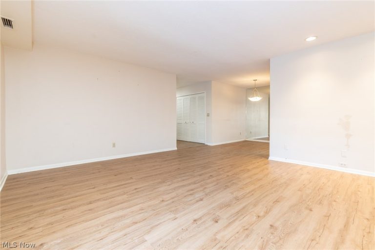 2112 Acacia Park Drive #209, Lyndhurst, OH - Photo 6