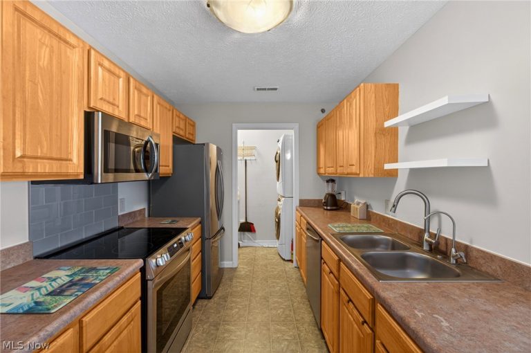 4703 Hills And Dales Road, Canton, OH - Photo 8
