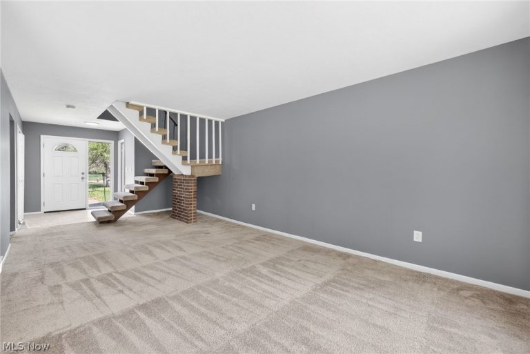 9582 Fernwood Drive, Olmsted Falls, OH - Photo 6