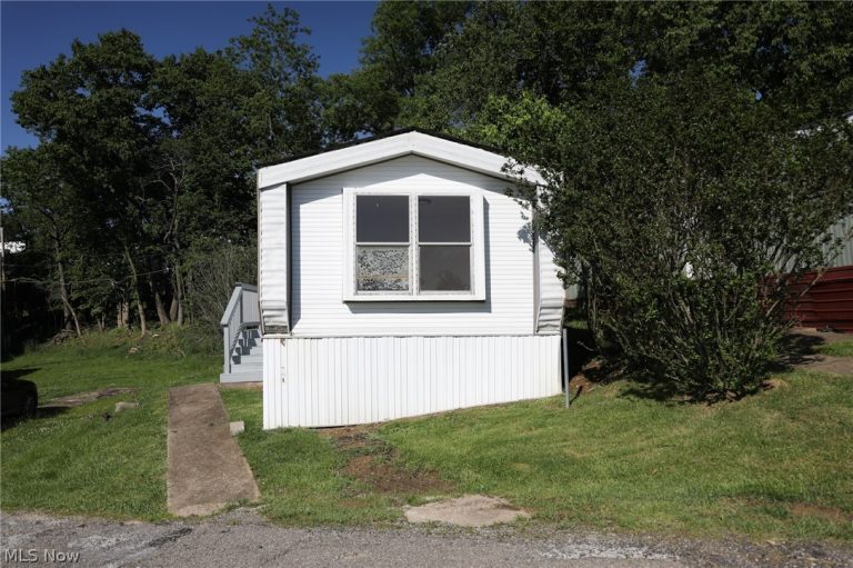 216 Young Lane, St Clairsville, OH - Photo 2