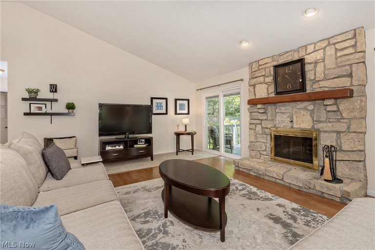 5766 Green Circle, Willoughby, OH - Photo 8