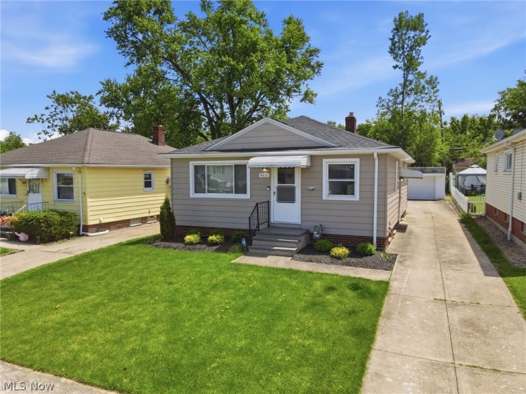 4315 Russell Avenue, Parma, OH - Photo 2