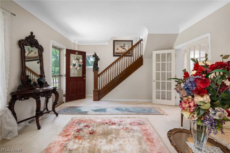 6560 Barton Road, North Olmsted, OH - Photo 3