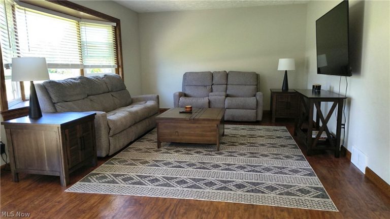 13299 Carnation Avenue, Hartville, OH - Photo 5
