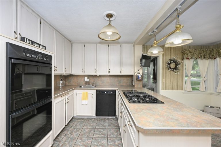 145 Edgewood Drive, Berea, OH - Photo 8