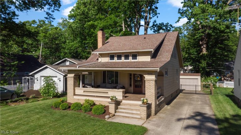 560 Elmwood Road, Bay Village, OH - Photo 2