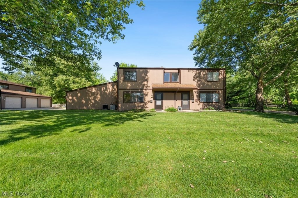 9588 Fernwood Drive, Olmsted Falls, OH
