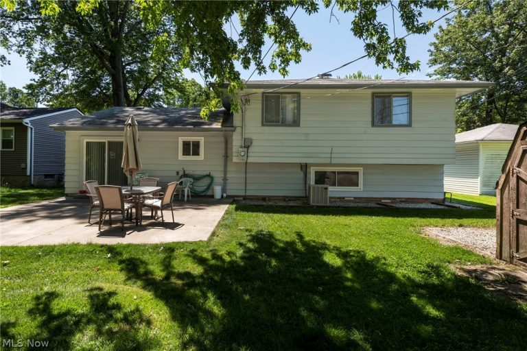 23630 Carriage Lane, North Olmsted, OH - Photo 8