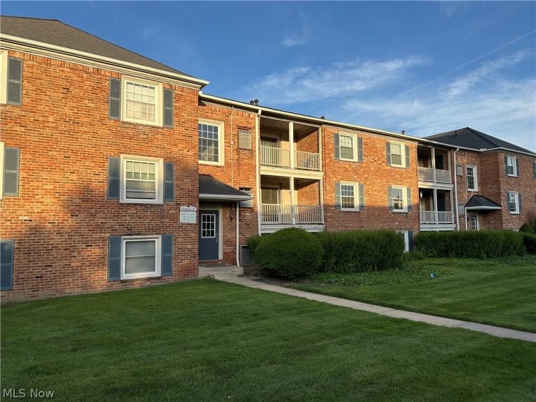 2222 Glouchester Drive #2222, Lyndhurst, OH - Photo 4
