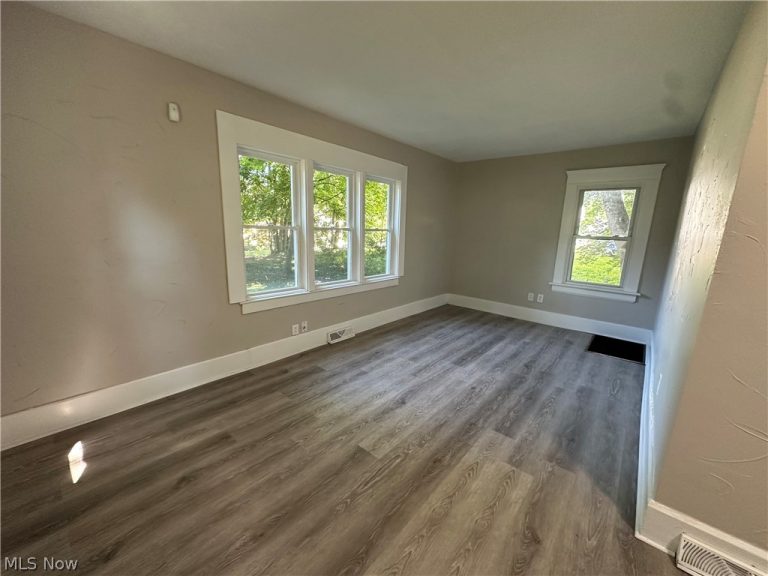 493 Bacon Avenue, Akron, OH - Photo 6