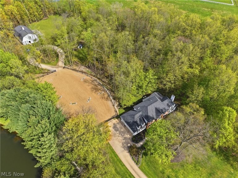 16620 Jennifer Lane, Chagrin Falls, OH - Photo 2