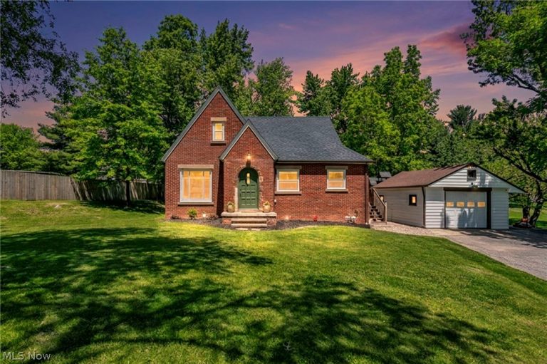 2834 Wallings Road, Broadview Heights, OH, 44147