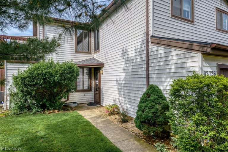 32726 Washington Court, Solon, OH - Photo 2