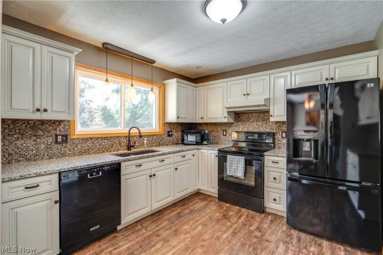 7004 Madison Avenue, Madison, OH - Photo 3