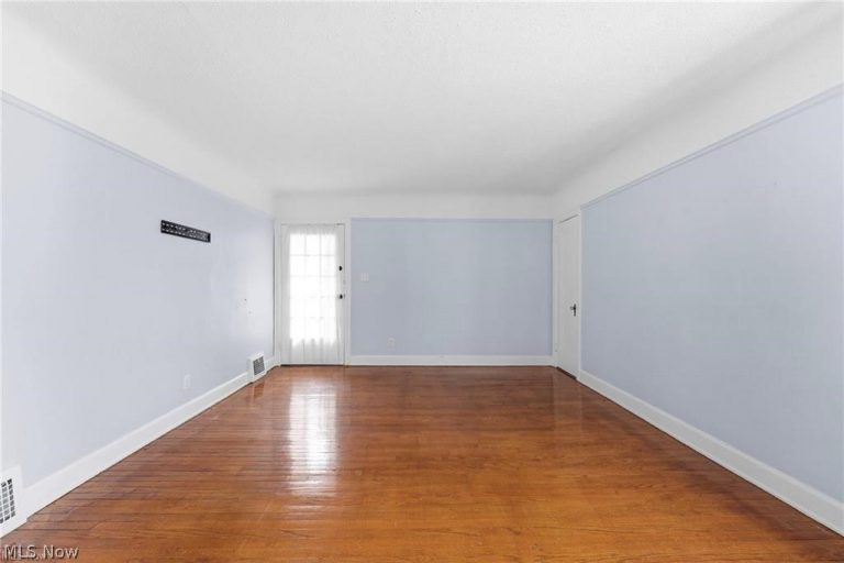 876 Eloise Drive #Upper, Cleveland Heights, OH - Photo 3
