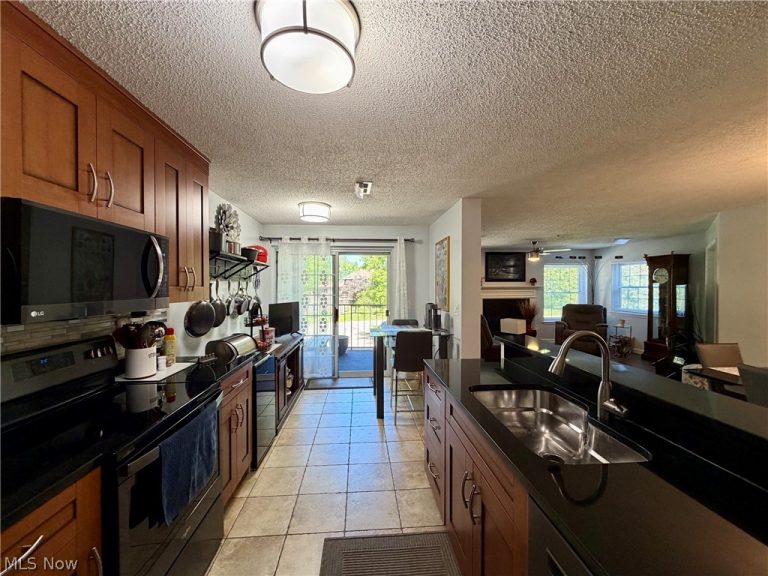 180 Fox Hollow Drive #101, Mayfield Heights, OH - Photo 8