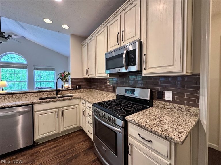 887 Willow Creek Drive, Fairlawn, OH - Photo 6