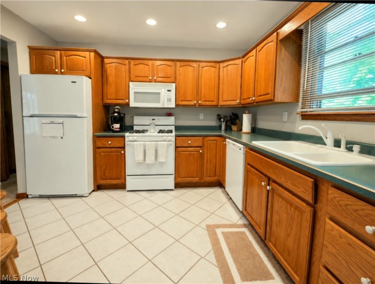 3438 Warren Meadville Road, Warren, OH - Photo 8