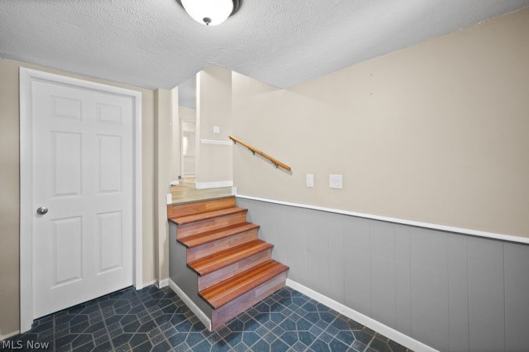 11 Roberts Drive, Belpre, OH - Photo 3