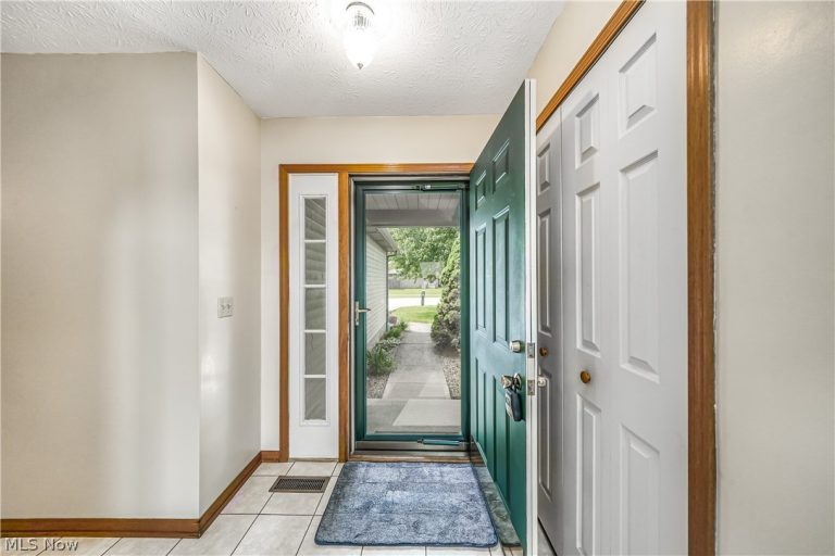 508 Hampton Drive, Elyria, OH - Photo 5