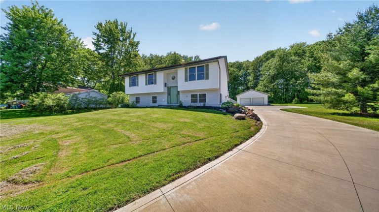 10142 Hillcrest Road, Kirtland, OH, 44094