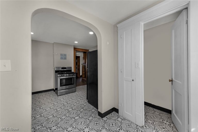 15242 Lake Shore Boulevard, Cleveland, OH - Photo 8