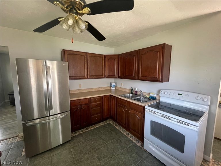 611 Logan Street, Elyria, OH - Photo 8