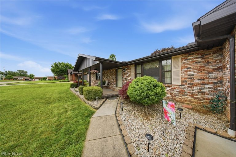 805 Ashberry Drive, Belpre, OH - Photo 2