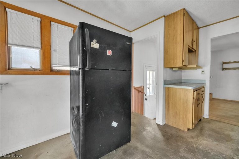 351 Gayle Drive, Sheffield Lake, OH - Photo 8