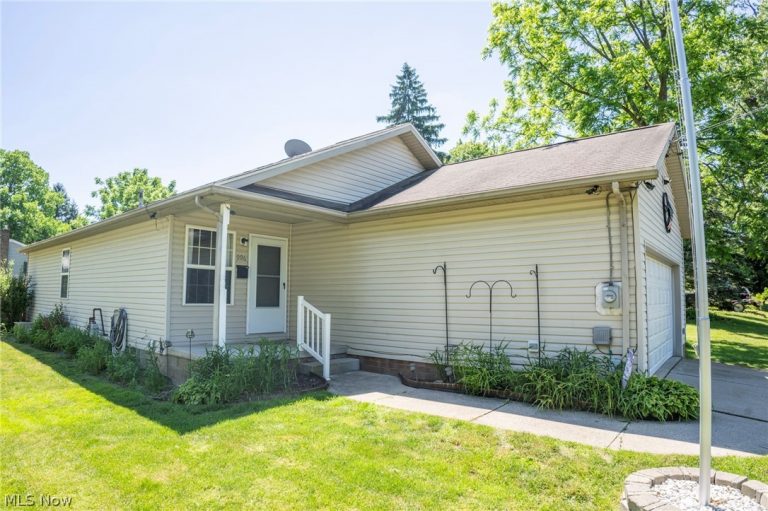 906 Ivor Avenue, Akron, OH - Photo 2