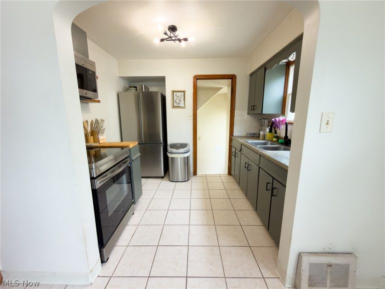 13606 Wainstead Avenue, Cleveland, OH - Photo 6