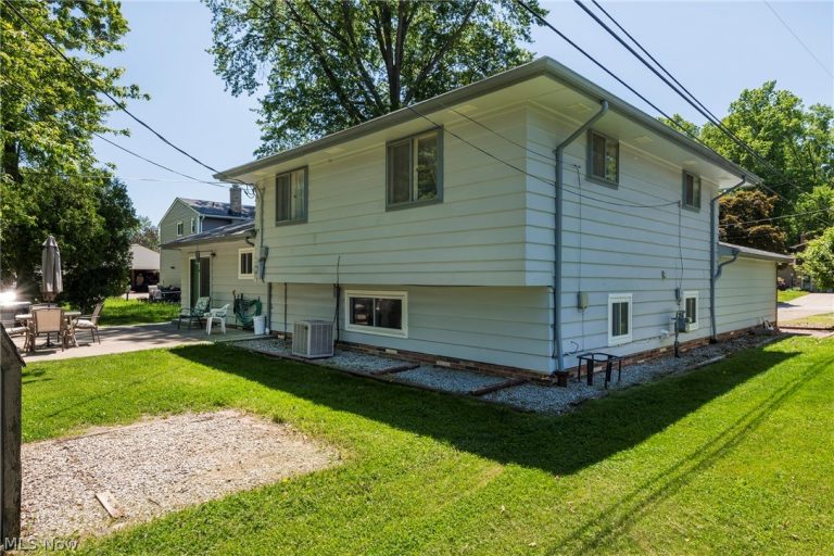23630 Carriage Lane, North Olmsted, OH - Photo 6