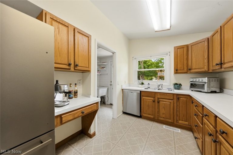 8975 Lindberg Boulevard, Olmsted Falls, OH - Photo 8