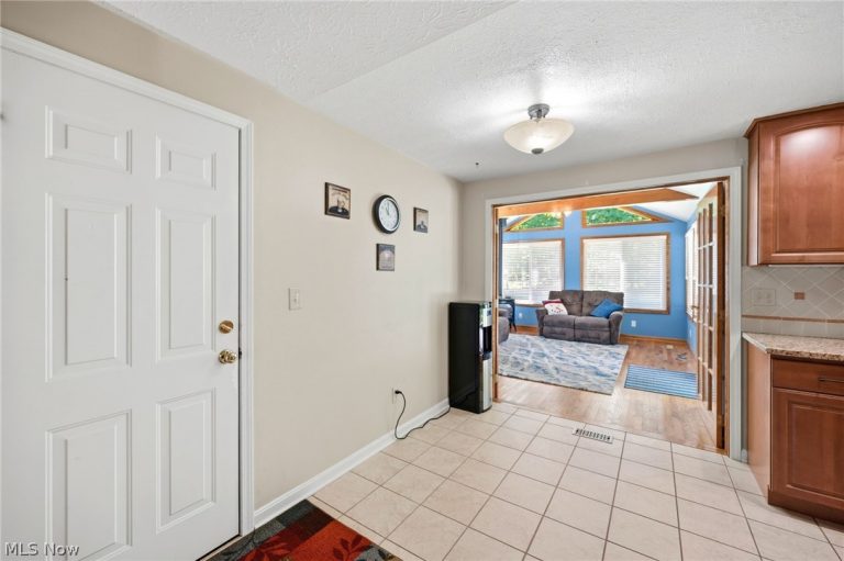9481 Yorkview Drive, North Royalton, OH - Photo 6