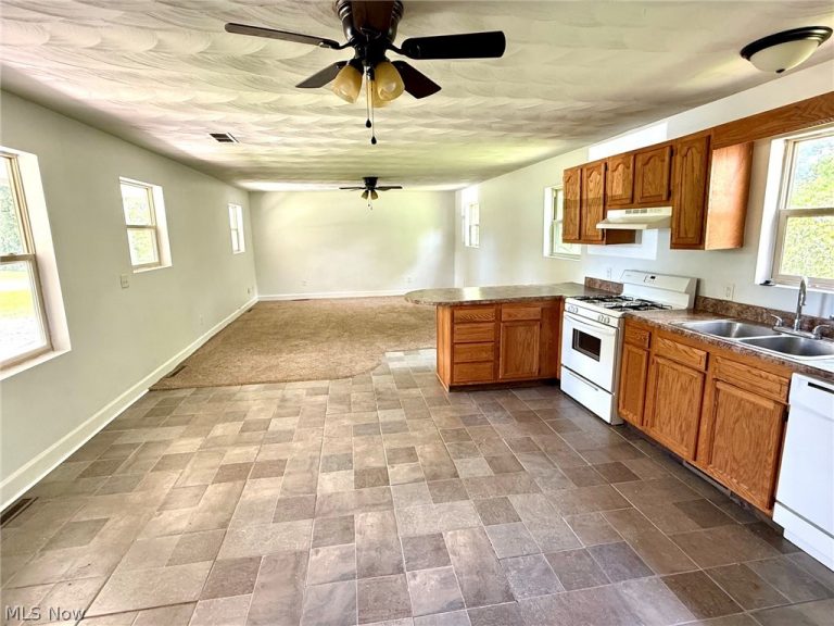 210 W Spring St, Marietta, OH - Photo 2