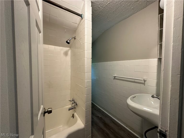 493 Bacon Avenue, Akron, OH - Photo 8